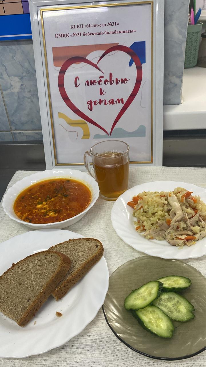 Старшая группа: «Радуга» дежурные помогали готовиться к обеду